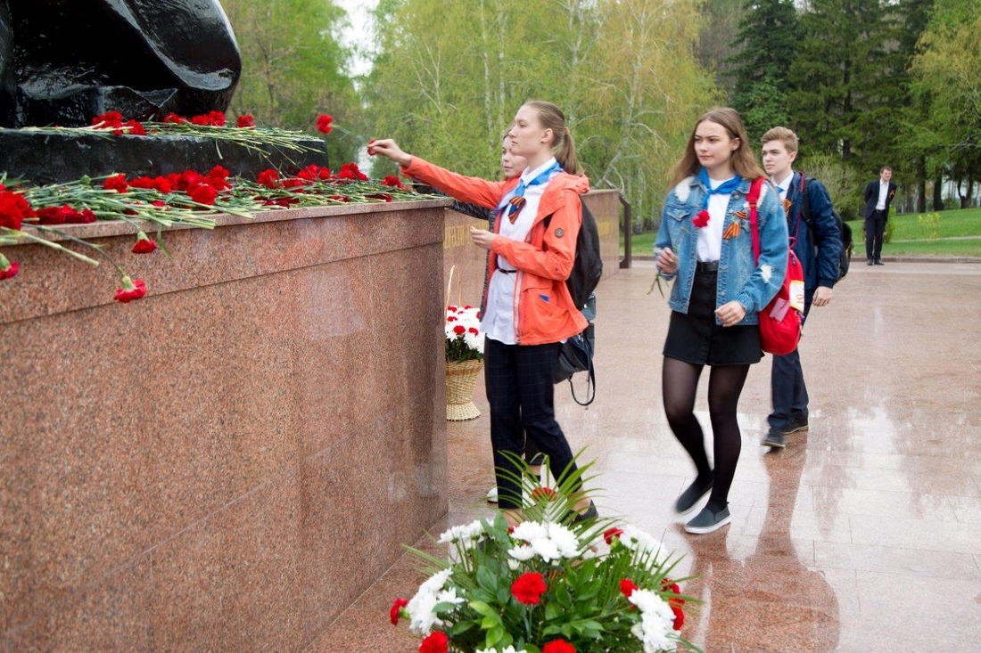 Учащиеся уфимского "Газпром-класса" отдали дань памяти павшим солдатам