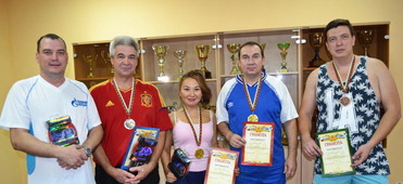 Анатолий Кожин с медалью (второй справа)
