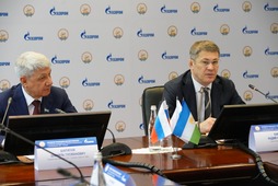 Генеральный директор ООО "Газпром трансгаз Уфа" Шамиль Шарипов (слева) и Глава Республики Башкортостан Радий Хабиров