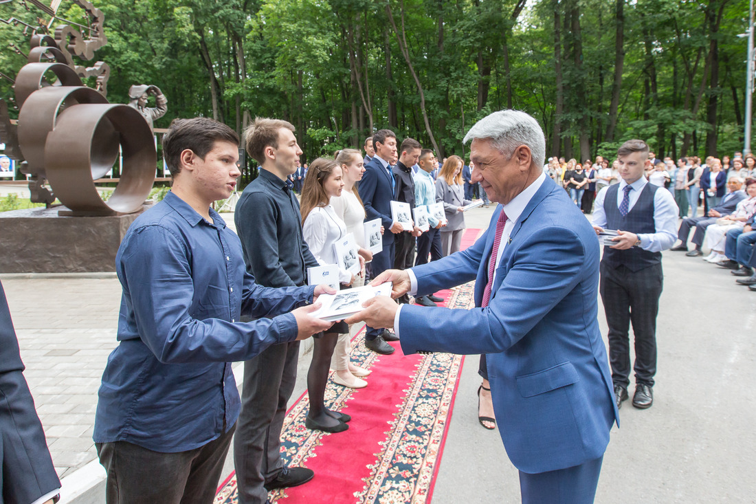 Молодые специалисты получили в подарок летопись предприятия