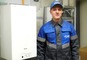 Работник «Газпром газораспределение Уфа» одет в фирменную спецодежду с логотипом компании