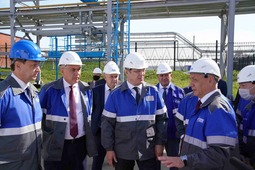 Генеральный директор ООО "Газпром трансгаз Уфа" Шамиль Шарипов (справа) рассказал о ходе реализации инвестиционного проекта