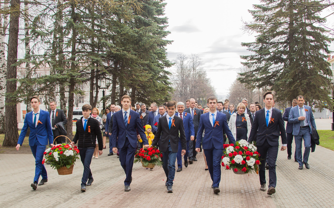 Возглавили колонну учащиеся "Газпром-класса"