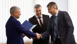 Генеральный директор "Газпром трансгаз Уфа" вручает диплом начальнику Полянского ЛПУМГ