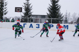 На льду — хоккеисты Полянского и Аркауловского ЛПУМГ