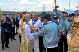 Встреча участников автопробега у стелы «Европа — Азия» в Оренбурге