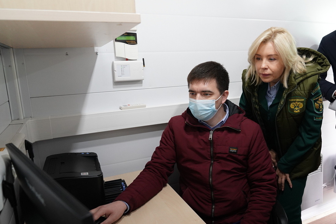 Светлана Радионова  осмотрела автоматическую станцию контроля загрязнения атмосферного воздуха