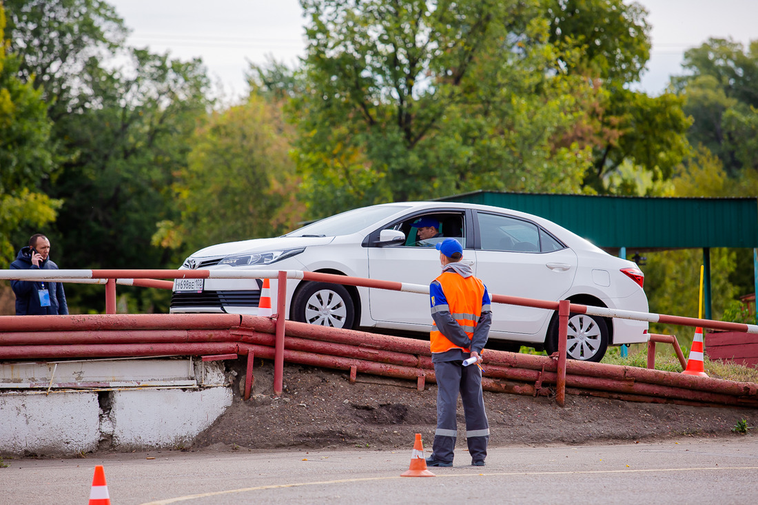 Выполнение упражнений на легковом автомобиле