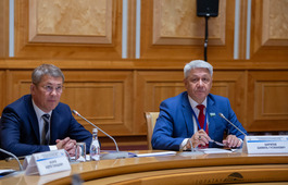 Глава Республики Башкортостан Радий Хабиров (слева) и генеральный директор ООО "Газпром трансгаз Уфа" Шамиль Шарипов