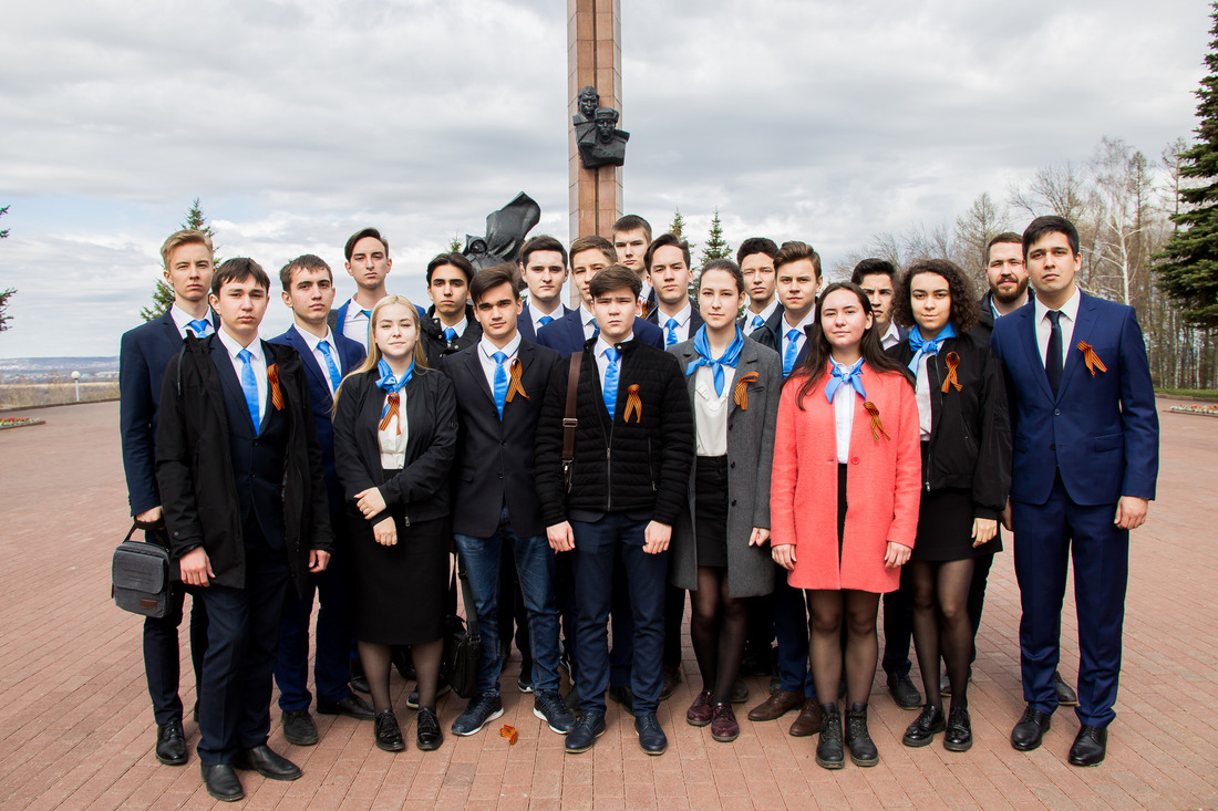 Школьники уфимского "Газпром-класса" возложили цветы к памятнику Героям Советского Союза вместе с представителями предприятий Группы Газпром в Башкортостане