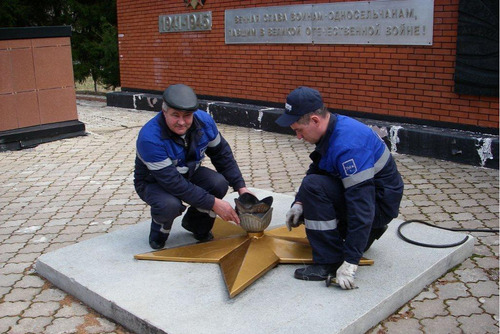 Ежегодно в преддверии Дня Великой Победы газовики проводят техническое обслуживание мемориалов