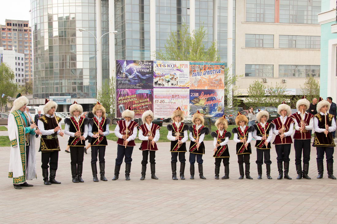 Гостей фестиваля встречал ансамбль юных кураистов