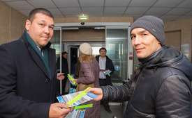 День безопасности дорожного движения начался с раздачи памяток и светоотражающих браслетов