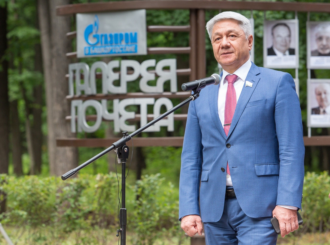 Генеральный директор ООО "Газпром трансгаз Уфа" Шамиль Шарипов приветствует гостей