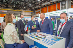 Заместитель Премьер-министра Правительства РБ Ирек Сагитов знакомится с экспозицией компании